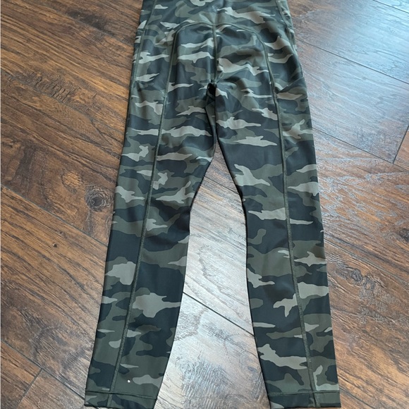 Women’s Athleta Ultimate 7/8 Stash Pocket Legging - Picture 2 of 6